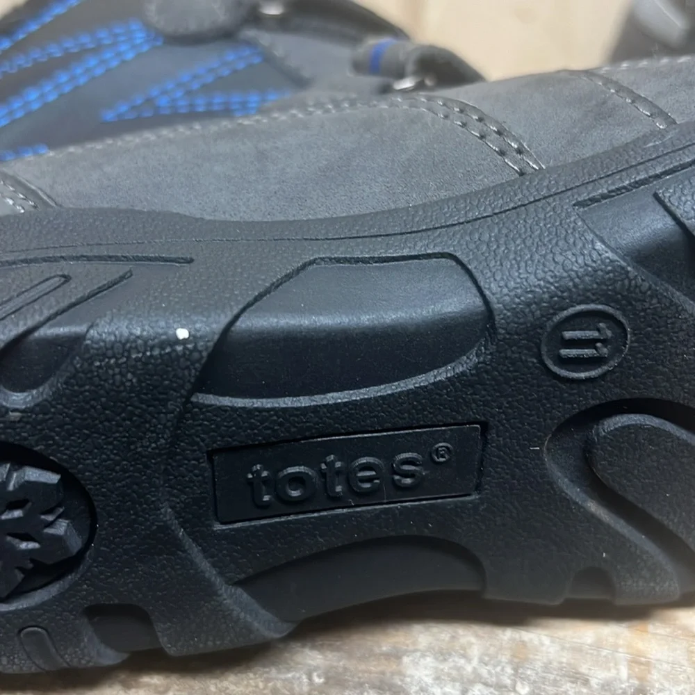 Boys Totes winter /snow boot.  In very good condition. There are some scuffs